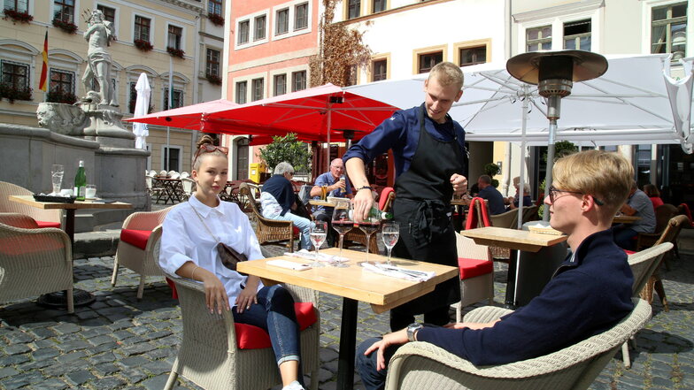 Kellner-Azubi Dennis Nathe bedient im Restaurant Casa Nova auf dem Görlitzer Untermarkt Lorenza Schultheis und Tim Bisold aus Dresden, die eine Woche Urlaub im Hotel „Insel der Sinne“ am Berzdorfer See machen.