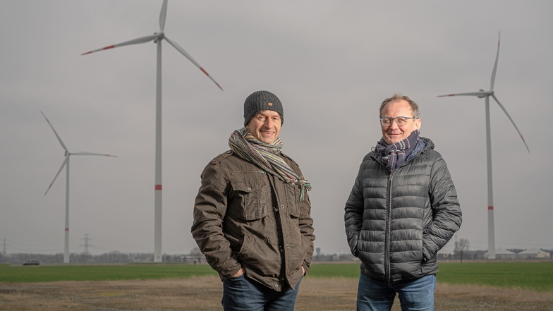Hier weht der Wiund günstig: Bürgermeister Hannes Clauss (li.) und Martin Gutmann hatten große Hoffnungen in das Bürgerwindrad im Windpark Streumen gesetzt.