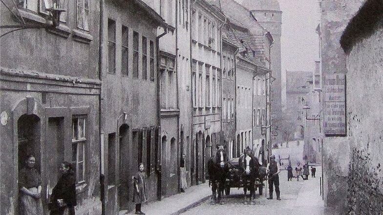 Etwa 1890 bannte er das Fuhrwerk auf der Büttnerstraße auf eine Fotoplatte.
