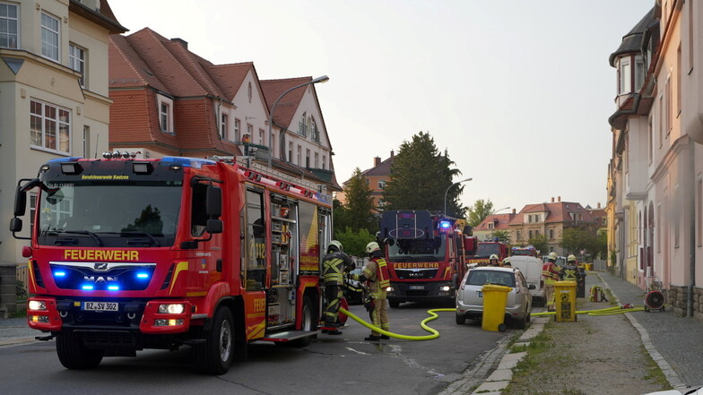 An der Käthe-Kollwitz-Straße in Bautzen gab es am Dienstagabend einen Feuerwehreinsatz wegen einem Brand in einem Mehrfamilienhaus.