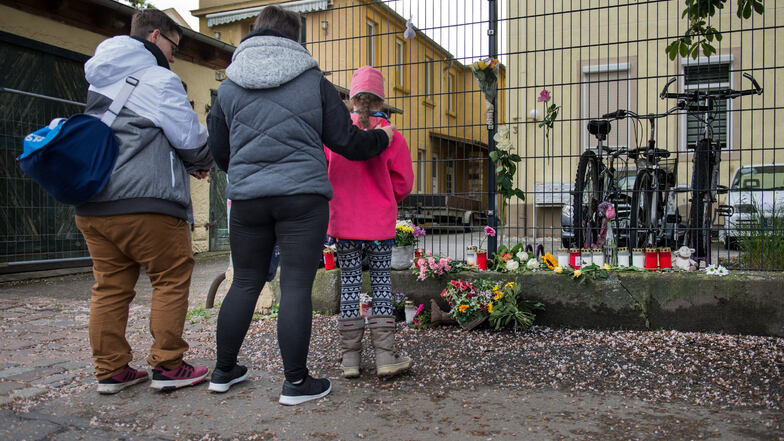 An der Stetzscher Straße in Dresden-Neustadt trauern Anwohner um die beiden Kinder.