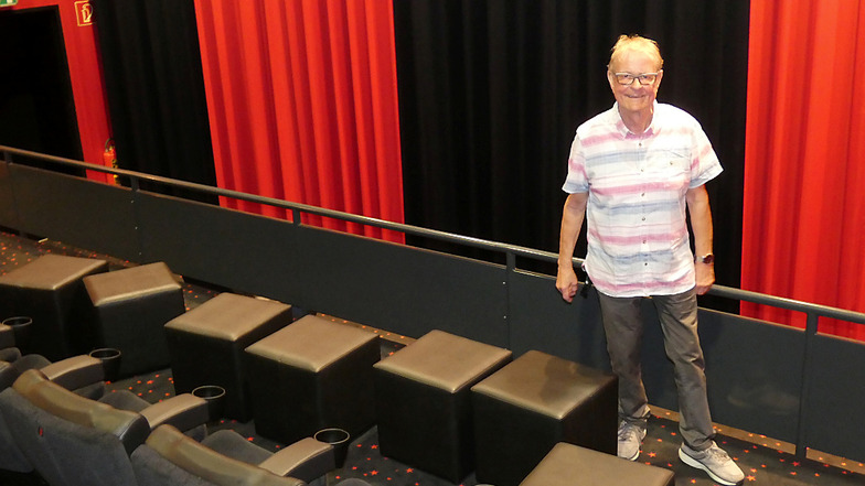Gerd Sprecher vor einer der Leinwände im Hoyerswerdaer CineMotion-Lichtspielhaus. Er bleibt er dem Kino ganz eng verbunden.