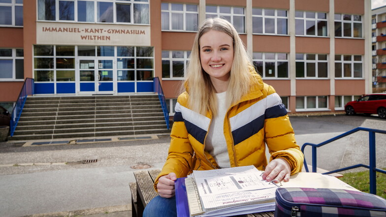 Büffeln fürs Abitur: Emily Lalurny vom Wilthener Kant-Gymnasium fühlt sich trotz der schwierigen Bedingungen wegen Corona auf die Prüfungen, die in zwei Wochen beginnen, gut vorbereitet.