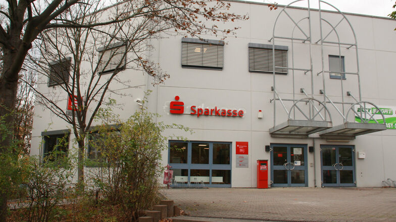 Wegen Umbau seit einigen Wochen geschlossen, aber nicht mehr lange: die Sparkassen-Filiale im Bautzener Stadtteil Gesundbrunnen.