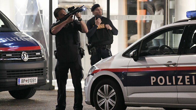 Schwerbewaffnete Polizisten sind in der Wiener Innenstadt im Einsatz. Bei den Schüssen in Wien handelt es sich nach den Worten von Österreichs Innenminister augenscheinlich um einen Terroranschlag.