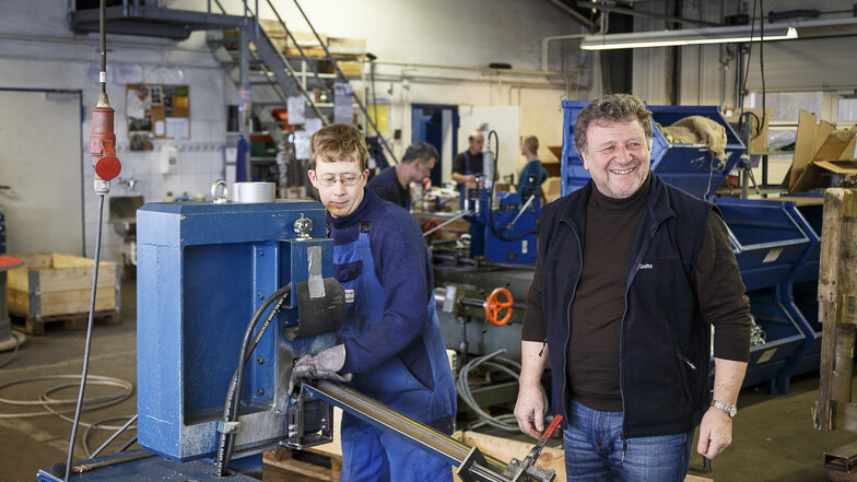 Hier schaut der Chef noch persönlich nach dem Rechten: André Jäkel (links) schneidet Stahlseile, Chef Helmut Goltz ist mit der Produktion in seiner Görlitzer Hanf- und Drahtseilerei sichtlich zufrieden.