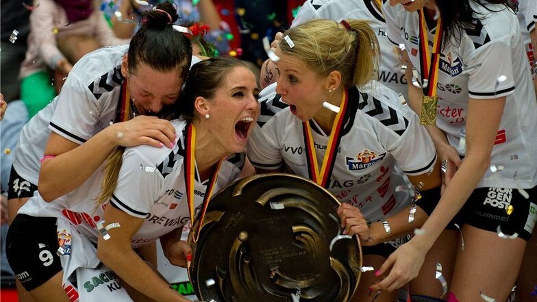 Die Volleyball-Frauen des Dresdner SC haben sich erstmals nach sieben Jahren wieder den deutschen Meistertitel erkämpft.