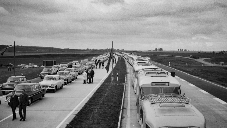 Die Feier zur Eröffnung des Abschnitts der A 14 von Leipzig-Engelsdorf bis Deutschenbora erfolgte am 7. Oktober 1971 an der Anschlussstelle Döbeln Nord. Dorthin reisten die Mitglieder von Partei und Regierung mit Tatra, Wolga und Wartburg an. Die Arbeit