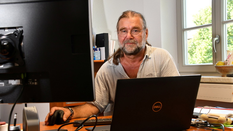 Gerold Augart, Geschäftsführer des Radeberger Taubbllndendiensts, an seinem Rechner. Mittlerweile sind die Systeme wieder neu eingerichtet.
