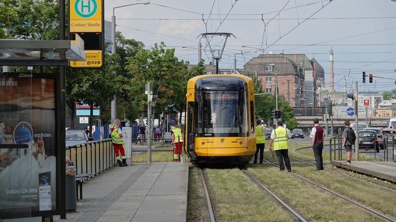Fußgänger in Dresden von Straßenbahn erfasst und schwer verletzt