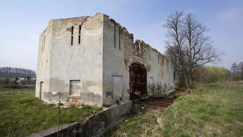 In dieser Ruine war einst die Mangel von Lomnitz untergebracht. Hier wurde Leinen veredelt und gebleicht. Das Gebäude könnte mal ein Kreativzentrum werden.
