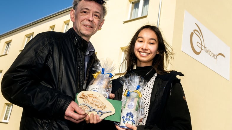 Familien-Projekt: Die Idee der etwas anderen Hausnummern in Bischofswerda hatte Andreas Wendler, seine Tochter Annabell entwarf schließlich den Schiebock für das Haus an der Ecke Putzkauer/Dr.-Lange-Straße sowie für die Neustädter Straße 42 bis 50.