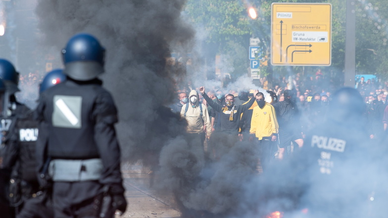 Viel Rauch und Gewalt: Vor dem Rudolf-Harbig-Stadion eskalierte am Sonntag die Situation. Die Polizei ermittelt.