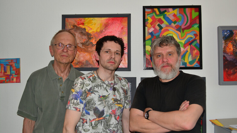 Die Künstler Bernd Warnatzsch, Silvio Fritzsche und Falk Nützsche (von links) zeigen über Pfingsten ihre Arbeiten im ehemaligen Druckhaus Bischofswerda. Die Bilder im Hintergrund stammen von Silvio Fritzsche.