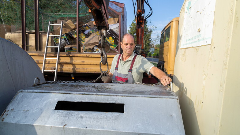 Armin Volkmer von der Firma Halke leert einen Altpapiercontainer in Niesky. Ab Oktober ist damit aber Schluss. Die Container werden entfernt.
