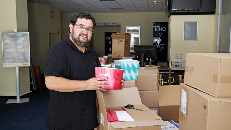 Nach acht Monaten bald wieder zurück im gewohnten Job: Kino-Chef Alexander Malt packt die Lieferungen für die Popcorn-Theke aus.