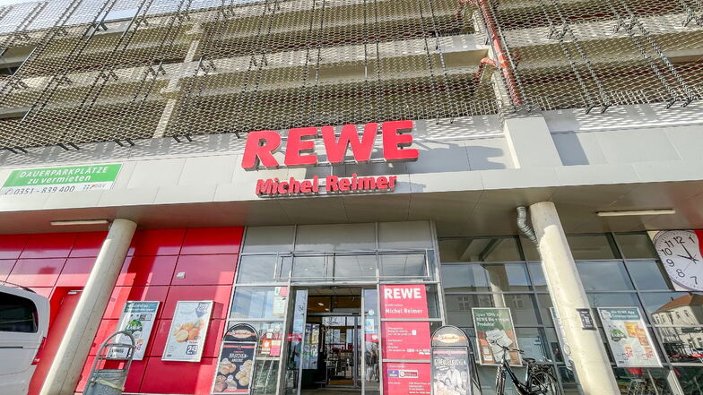 Über dem Eingang des Rewe-Marktes im Zentrum von Radebeul-Ost steht noch der Name des jetzigen Betreibers. Dieser gibt den Staffelstab noch in diesem Winter weiter.