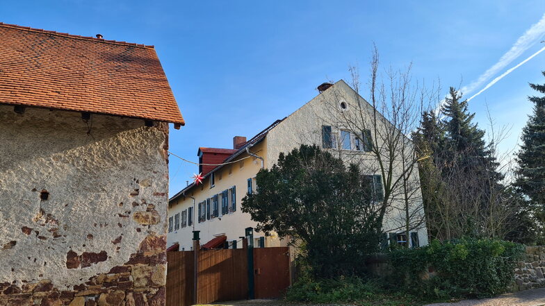 Auf diesem ehemaligen Gutshof in Bockelwitz zwischen Döbeln und Leisnig lebt Fischer. Nachbarn berichten von vielen Monteuren, die vor wenigen Jahren noch dort Wohnmobile vorrichteten.