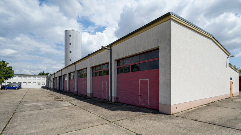 Zu klein geworden: die Garagen des Feuerwehrtechnischen Zentrums in Glaubitz. Die Anlage hinter der JVA ist für den ganzen Altkreis Riesa-Großenhain wichtig.