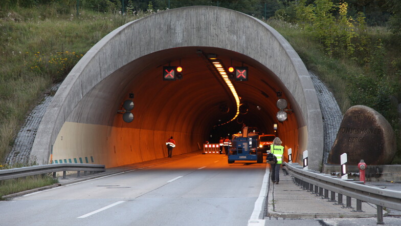 Lange Staus auf A4 nach Tunnelsperrung