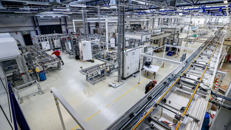 Fast fertig: In der ehemaligen Fabrik des Solarmodulherstellers Solarworld nutzt der Nachfolger Meyer-Burger vorhandene Anlagen, um wieder Fotovoltaik-Technik herzustellen - mit mehr Leistung.