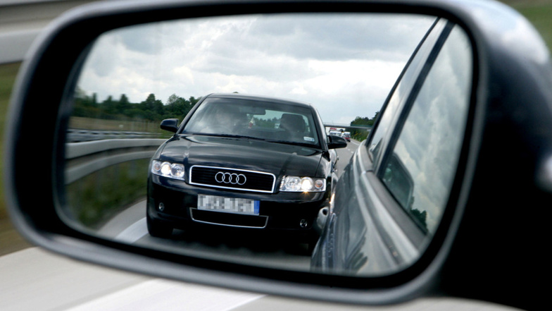 Plötzlich füllt ein Auto den Seitenspiegel aus: Auch wenn es bei so einer Drängelei schwerfällt, sollten Autofahrer gelassen bleiben.