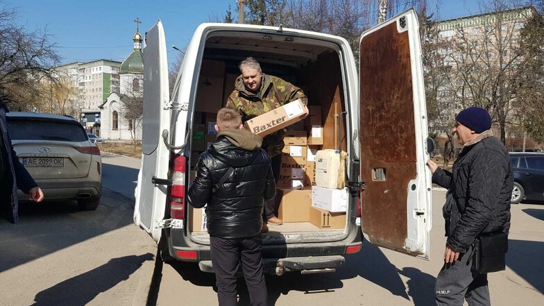 Einer der Görlitzer Transporte wird am Klinikum Ternopil ausgeladen.