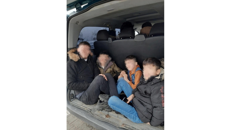 Vier Kinder und elf Erwachsene wurden am Dienstag unter lebensgefährlichen Bedingungen eingeschleust. Ein Mann und drei Kinder saßen im Kofferraum des Kleinbusses (Foto), ein Kind im Fußraum.