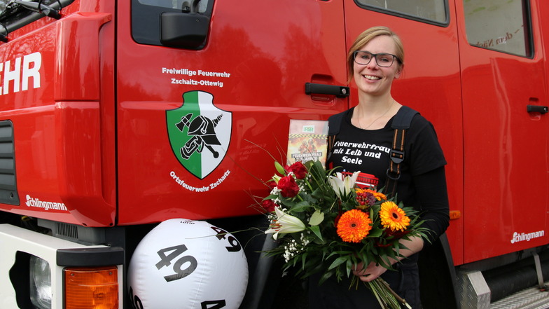 Anna-Lisa Novak, die aus Zschaitz stammt und in Döbeln lebt, hat von Radio PSR den Titel 2Feuerwehrfaru des Jahres" verliehen bekommen.