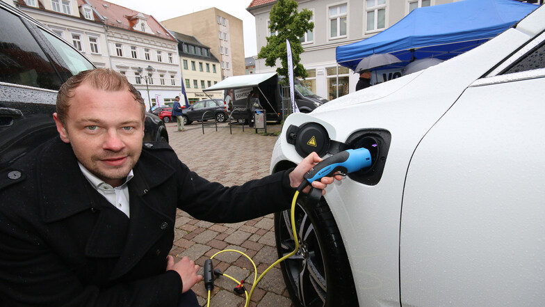 Strom statt Sprit: Beim Autofrühling präsentierte Marcel Friedrich vom Volvo Autohaus Oschatz, dass man auch mit Strom vorankommen kann.