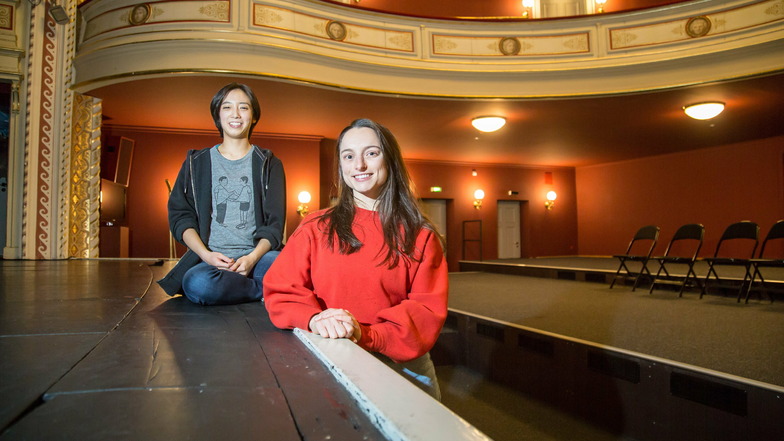 Nami Miwa (li) und Naomi Gibson sind Tänzerinnen am Gerhart-Hauptmann-Theater. In Gedanken waren sie in den vergangenen Wochen viel in den USA. Und haben auch mitgewählt.