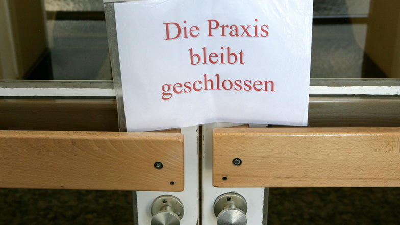 An einer Tür zu einer Arztpraxis hängt ein Schild mit der Aufschrift «Die Praxis bleibt geschlossen».