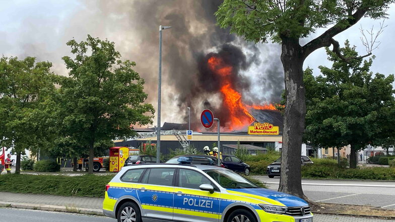 Nur noch eine Ruine: Netto-Supermarkt in Radeberg komplett abgebrannt