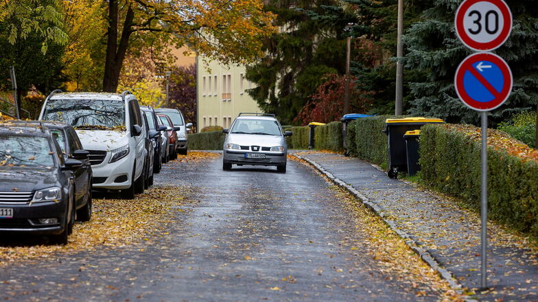Enge Straßen am Raschelberg, zugeparkte Ränder und kaum Platz zum Ausweichen - die Stadt möchte das ändern.