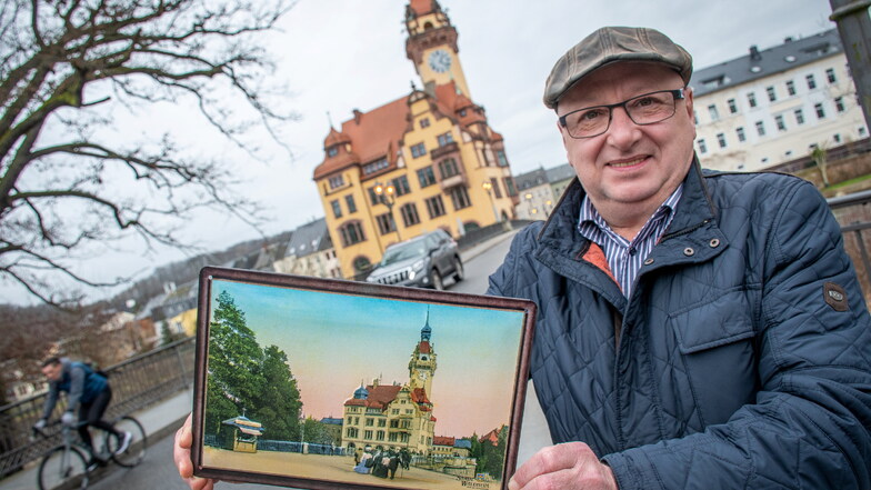 Bürgermeister Steffen Ernst zeigt das erste Souvenir, das die Stadtverwaltung für das Heimatfest im Jahr 2023 verkauft. Der Erlös, der über den Einkaufspreis hinausgeht, kommt aufs Spendenkonto.