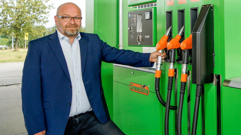 Thomas Luft , Geschäftsführer der Greenline Sachsen GmbH, hat in den vergangenen Wochen und Monaten mehrere grüne Tankstellen, so wie hier in Wölkau, eröffnet.