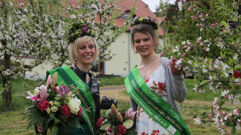 Antje Uhlig (32) ist die neue sächsische Blütenkönigin (links). Blütenprinzessin wurde Elisabeth aus Schmölln.