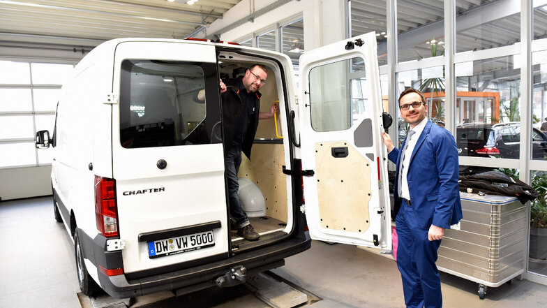 Inhaber Daniel Liliensiek (re.) und Serviceberater Jan Krause tragen dazu bei, dass das Autohaus als "Großkunden Nutzfahrzeuge Leistungszentrum" anerkannt ist.