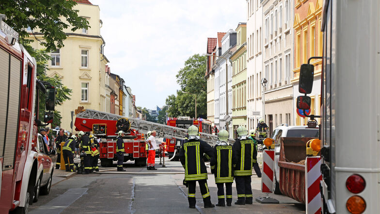 Mit einem Aufgebot von 35 Kameraden löschten Riesaer Feuerwehren am Donnerstag einen Wohnungsbrand an der Goethestraße.