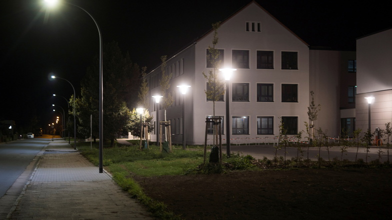 Auch der neue Parkplatz an der Oberschule (rechts) ist nachts hell ausgeleuchtet. Ein Riesaer Umweltschützer findet, das müsse nicht sein.