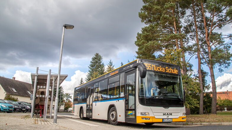 Im Norden des Landkreises Görlitz fahren die Schulbusse ab Jahresbeginn nach neuem Plan - teils sorgt das für Ärger, noch immer.