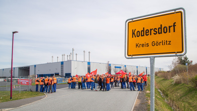 Vor den Toren des Felgenherstellers Borbet in Kodersdorf  versammelten sich am Mittwoch etwa 250 Mitarbeitende zu einem zweistündigen Warnstreik