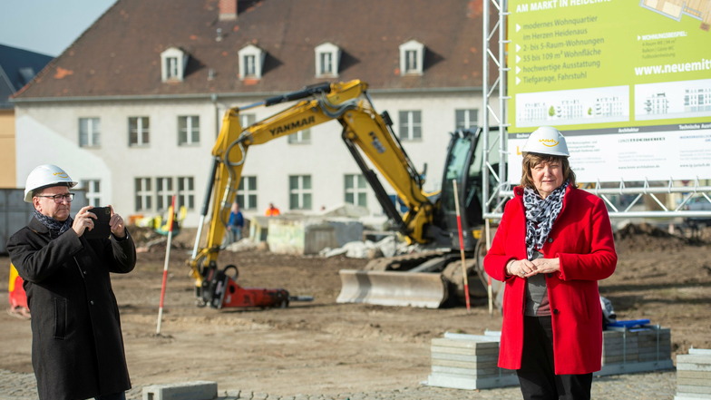 Wenn sogar Bürgermeister Jürgen Opitz fotografiert, muss es ein großer Moment für Heidenau sein, so wie auch für WVH-Chefin Sonnhild Ruffani.