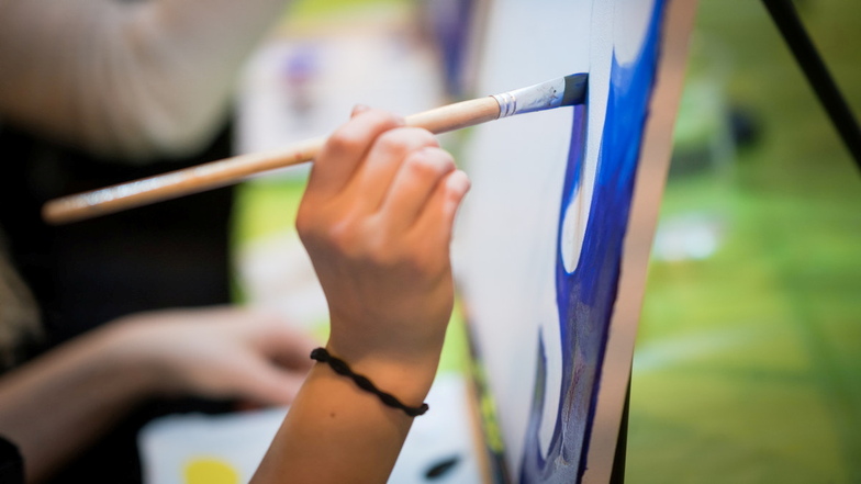 Bei der Sommerakademie des Bautzener Kunstvereins 2024 in Neschwitz werden vier Kurse angeboten - einer davon beschäftigt sich mit Malerei.