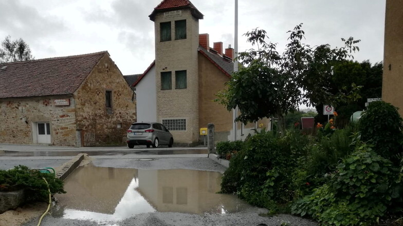 Seit gut einem Jahr sammelt sich bei Regen das Wasser in einer Anwohnerstraße nahe der Jenkwitzer Ortsdurchfahrt. Nachdem Anwohner sich deshalb beschwert haben, will die Gemeindeverwaltung reagieren.