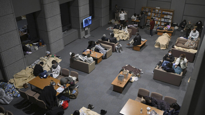 Menschen suchen Schutz in einem Büro der Präfekturregierung nach einem Erdbeben in der Präfektur Ishikawa.
