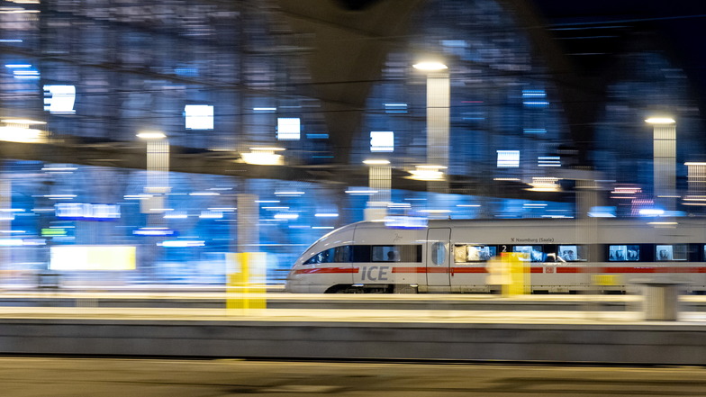 Ein ICE verlässt den Leipziger Hauptbahnhof: Seit 2 Uhr ist der Streik der Lokführer beendet.