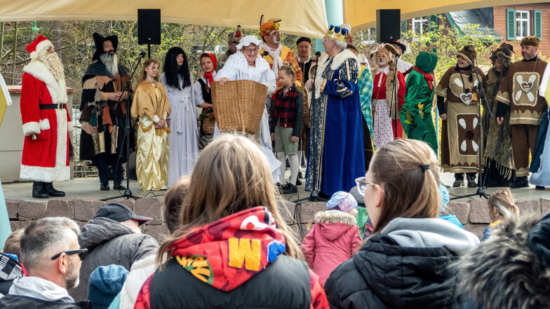 Vor zahlreichen Zuschauern gaben sich die Märchenfiguren zur Saisoneröffnung der Talsperre Kriebstein ein Stelldichein.