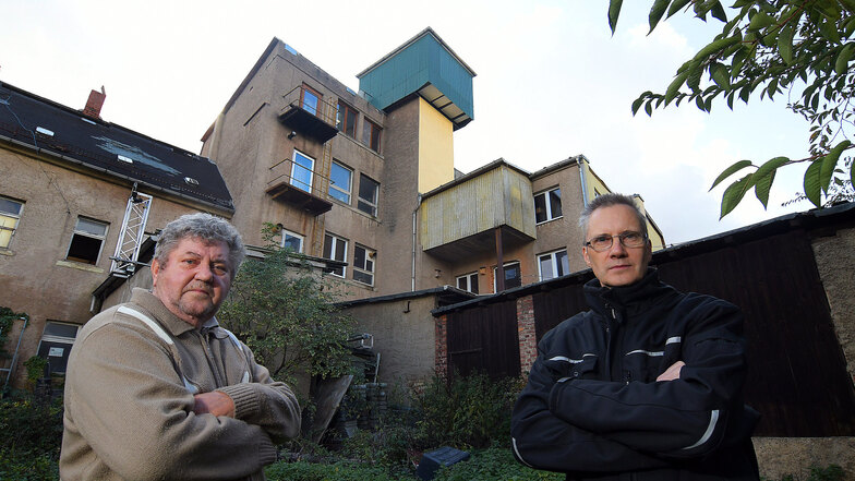 Sven Raakow (rechts) und Gerd Drexler wohnen im ehemaligen Sanierungsgebiet in Hartha. Mit der Zahlung eines Ausgleichsbetrages sind sie nicht einverstanden.