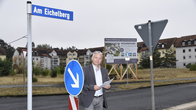Henryk Borchers vor dem Baugrundstück in Medingen am Eichelbarg. Hier hat sich noch nichts getan.